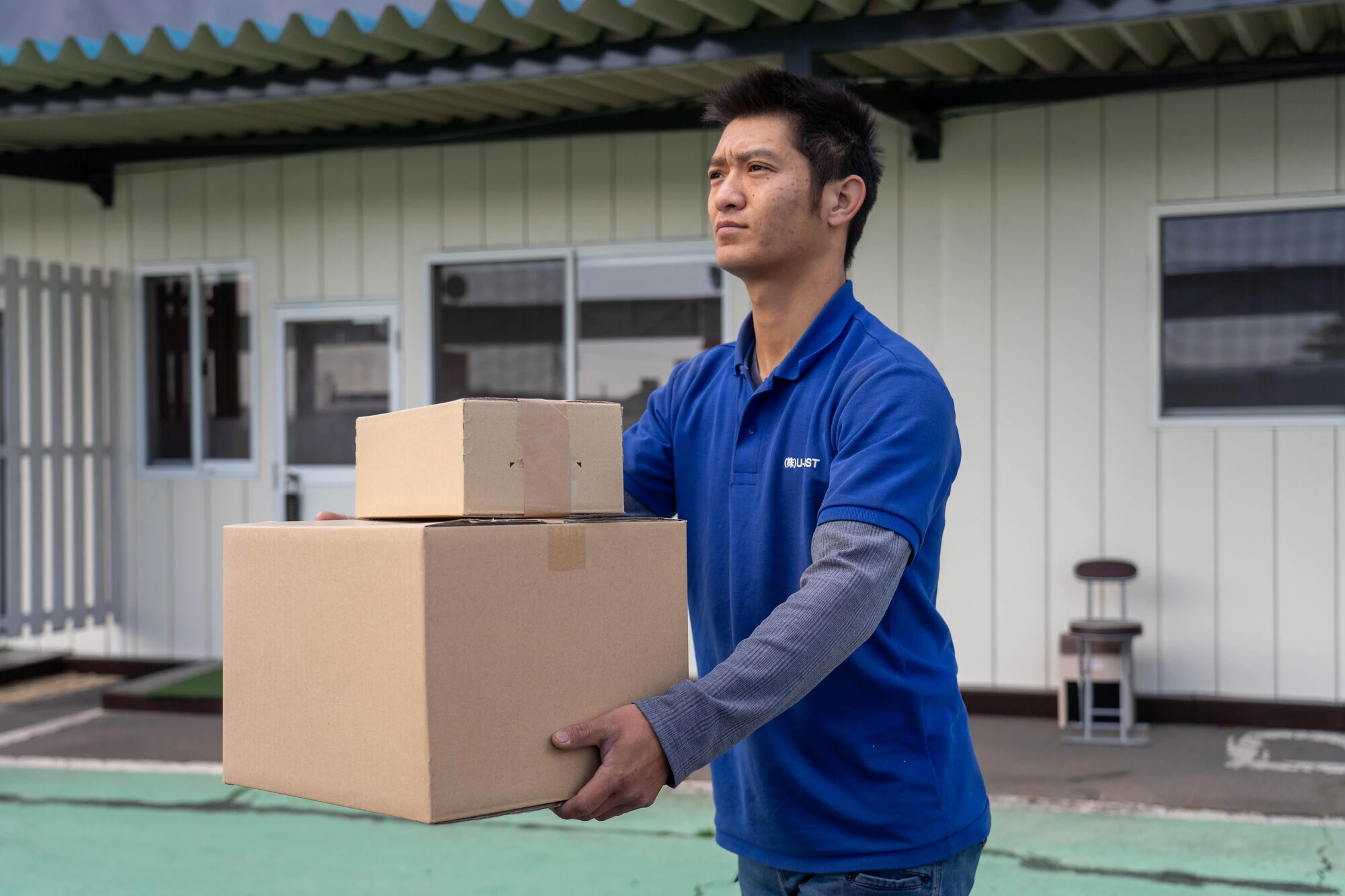 走りながら小包を運ぶ女性スタッフ